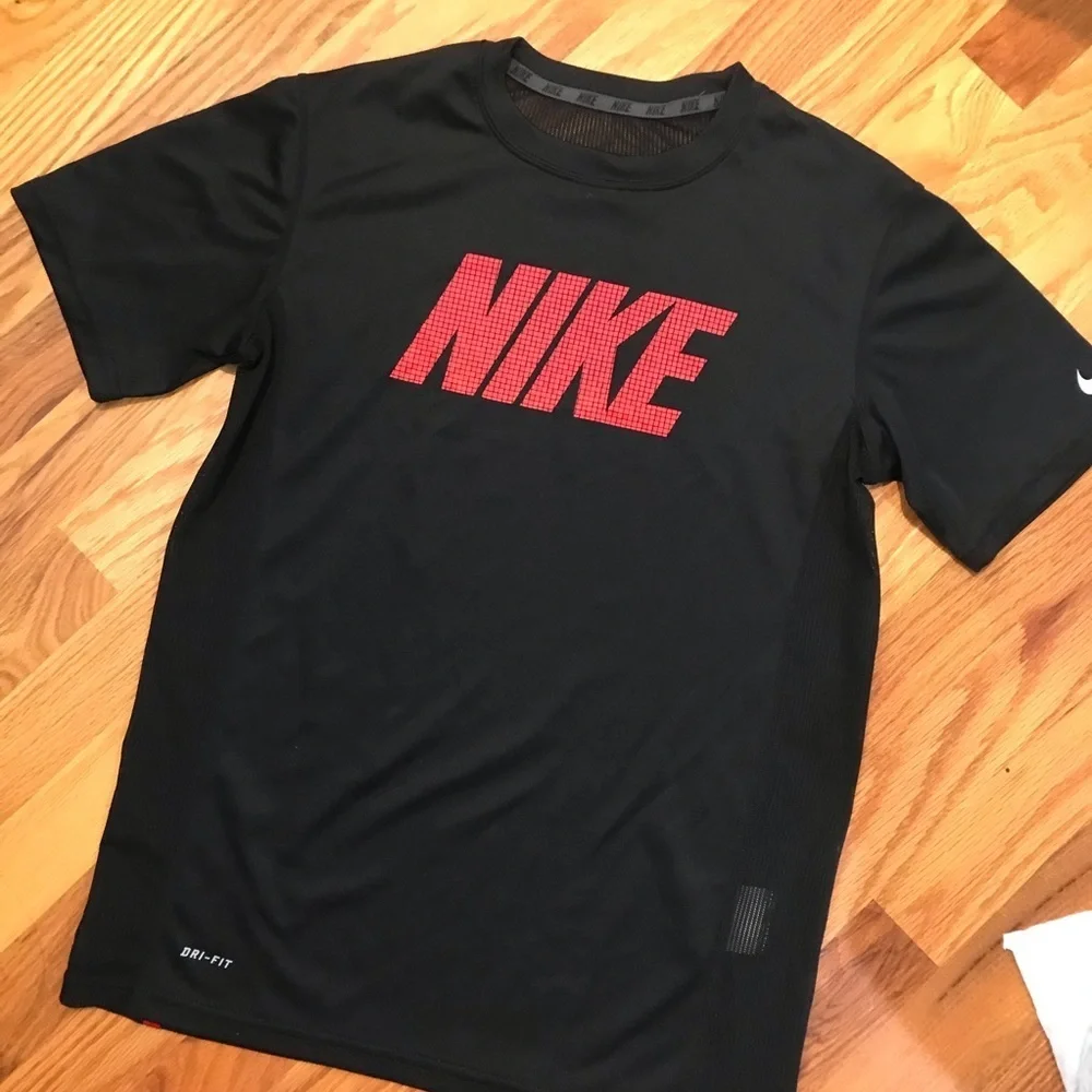 👟NIKE Short Sleeve Shirt